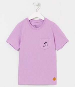 Camiseta Infantil com Estampa Localizada no Bolsinho de Skate e Coqueiro - Tam 5 a 14 Anos