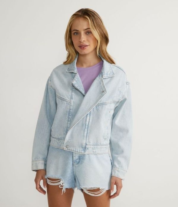 Jaqueta Biker Jeans com Fecho de Zíper Puídos e Bolsos